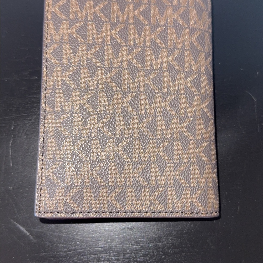 Michael Kors Signature Brown passport holder with room for credit cards - Picture 4 of 4